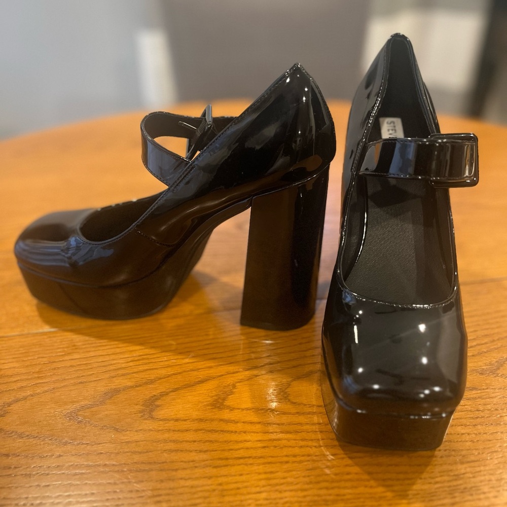 Steve Madden Heel *** Never Worn *** 🖤